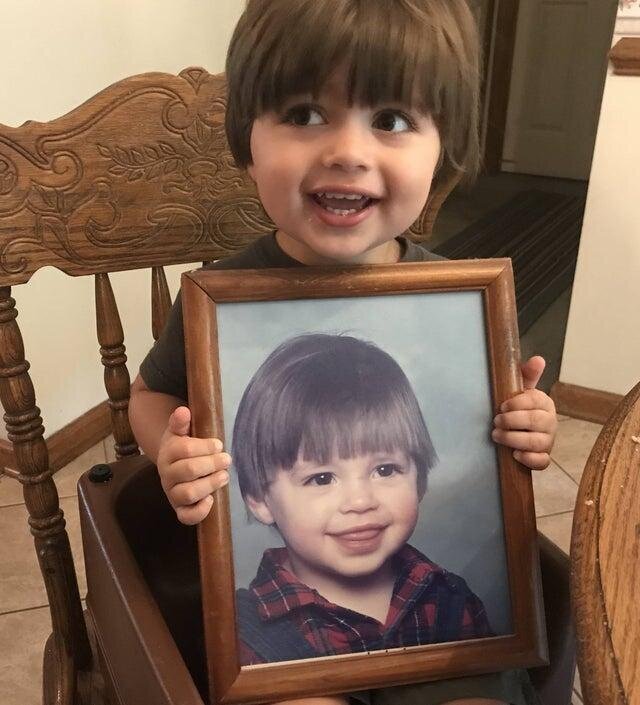 "Мой сын держит мою детскую фотографию из 1995 года"