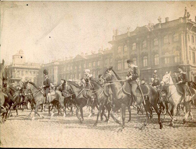 Фотография смотров на фоне Зимнего Дворца в Санкт-Петербурге. Офицеры изображены с драгунскими шашками обр.1881г