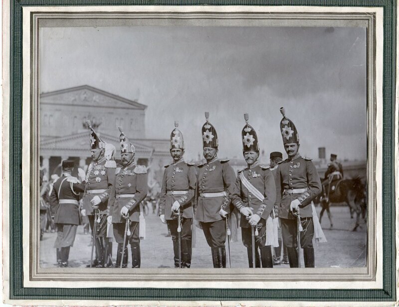 Группа германских офицеров на Театральной площади в Москве.