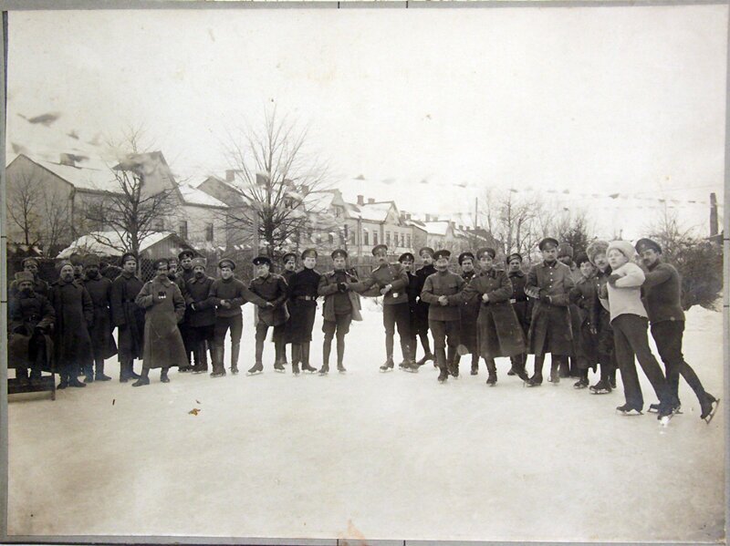 Офицеры, катающиеся на коньках, 1910-е гг