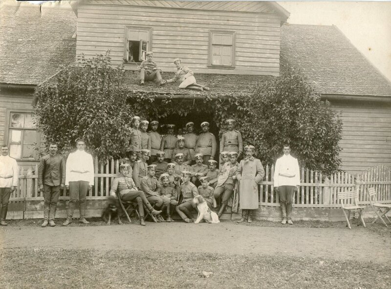 Группа солдат и офицеров на фоне дома