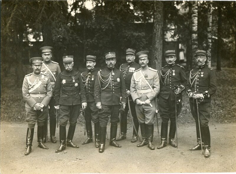Группа русских и французских офицеров с кавалерийскими саблями