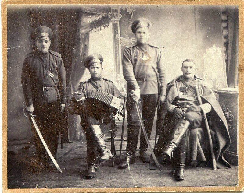 Фотография 4 солдат (трое с драгунскими солдатскими шашками обр.1881г.)