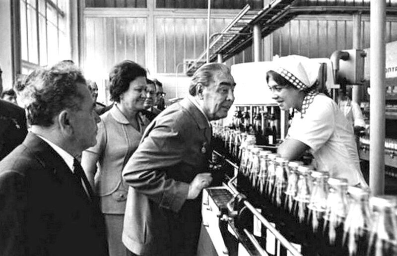 Леонид Ильич Брежнев Линия в цехе по розливу Пепси-Колы Новороссийск 1980 год.