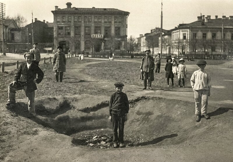 Воронка от упавшего в сквере снаряда во время подавления Кронштадтского мятежа. Кронштадт. 1921 г. Фото: братья Булла.