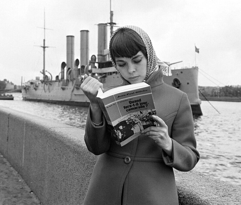 Мирей Матьё c книгой «Когда рассвет, товарищ?», лето 1967 года, Ленинград, СССР