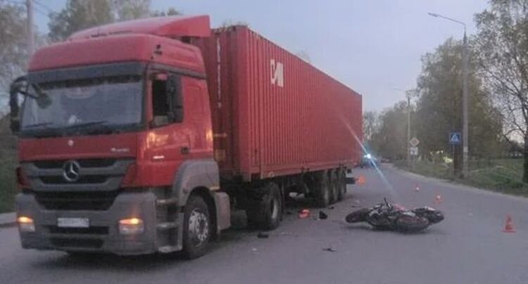 Авария дня. Сотрудник полиции на мотоцикле погиб в Вологодской области