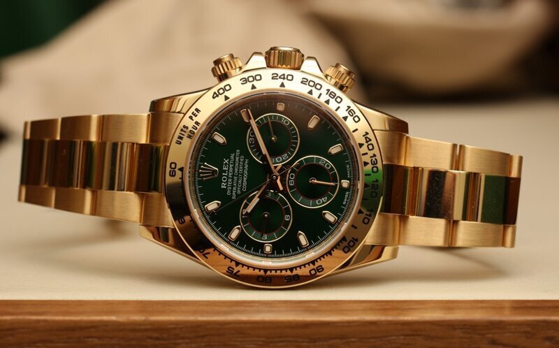 Оригинальные часы Rolex отличаются от подделок тем, что их секундная стрелка не тикает, а ходит плавно.