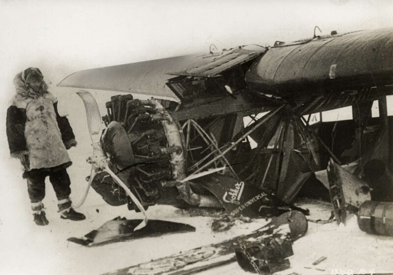 Большая антарктическая экспедиция Ричарда Е. Бэрда в 1930 году. Самолет "Фоккер", на котором Ричард Бэрд пролетел над Южным полюсом, при посадке получил значительные повреждения