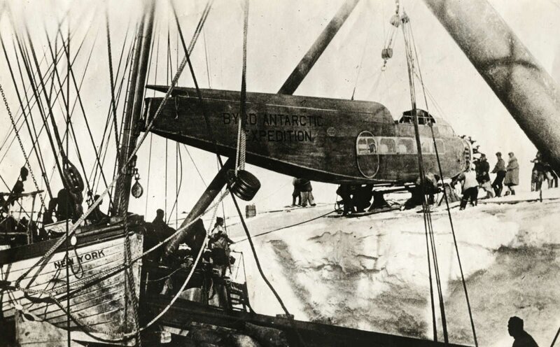 Большая антарктическая экспедиция Ричарда Е. Бэрда в 1929 году.Посадка одного из самолетов компании "Форд"