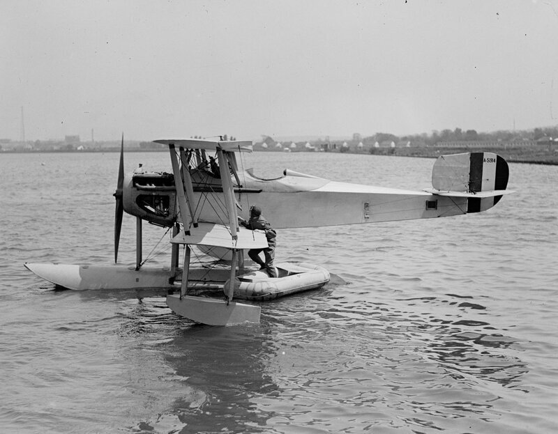 Лейтенант ВМС США Ричард Э. Бэрд с гидросамолетом Vought VE-7 Bluebird 27 апреля 1925 года.