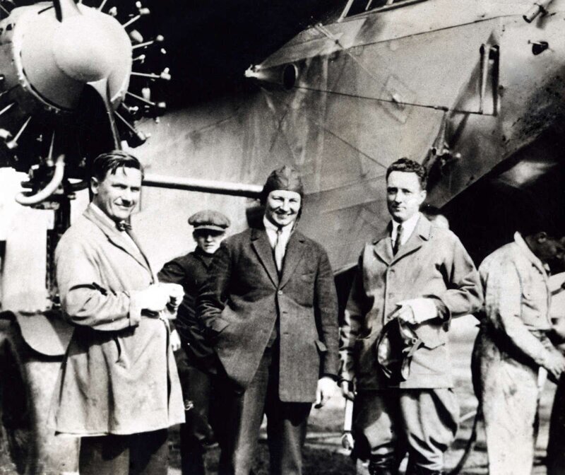 Создатель самолета Fokker с Ричардом Бэрдом и другими в 1927 году.