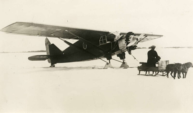 Большая антарктическая экспедиция Ричарда Е. Бэрда в 1929 году.Первый испытательный полет: самолет установлен на длинные лыжи, позволяющие безопасно садиться и взлетать со снега и льда