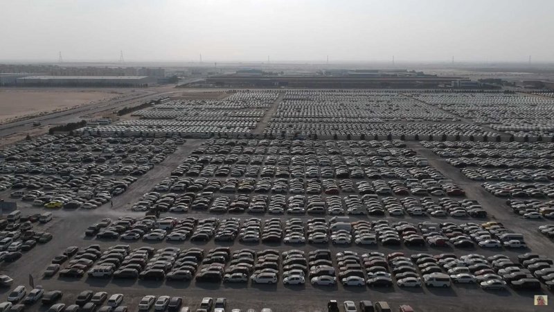 Огромная стоянка с разбитыми и конфискованными суперкарами в Дубае