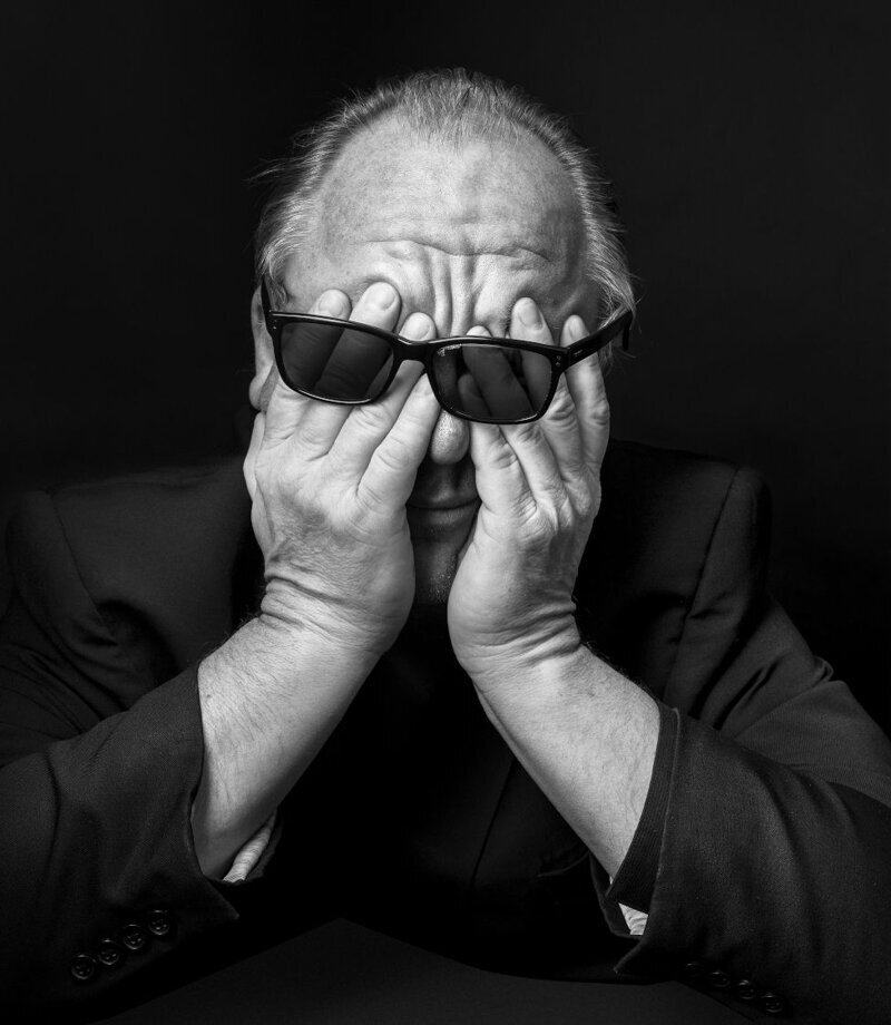 Портрет американского певца и солиста рок-группы группы Pixies Блэка Фрэнсиса (Чарльза Томпсона) для музыкального журнала Mojo. На снимке фотограф Том Олдхам попросил певца показать, какие чувства у него вызывают фотосессии