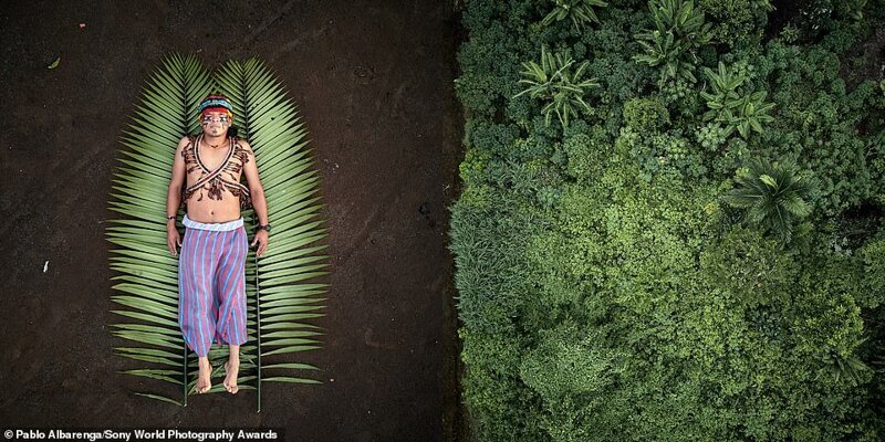 "Фотографом года" стал Пабло Албаренга из Уругвая - он сфотографировал вождя амазонского племени