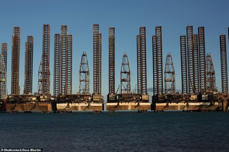 Нефтяные вышки на Каспии, Баку, Азербайджан