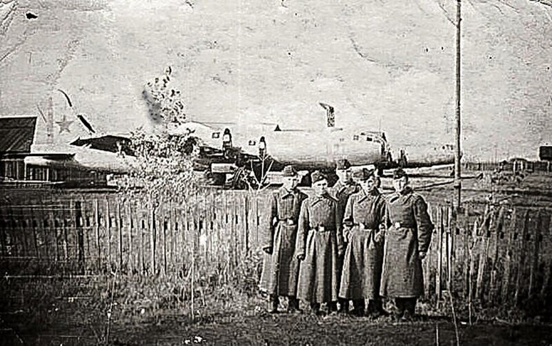 Курсанты Ачинского военного авиационно-технического училища позируют на фоне тяжёлых бомбардировщиков Ту-4, стоящих на учебном аэродроме училища; 1958-й год