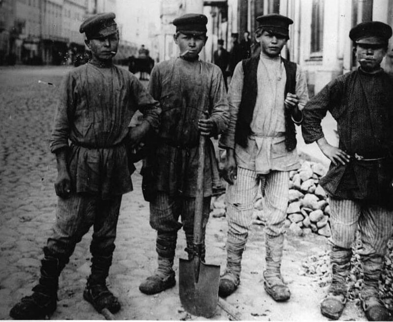 Москва. Подростки-рабочие по замощению улицы Покровка, 1910-1916