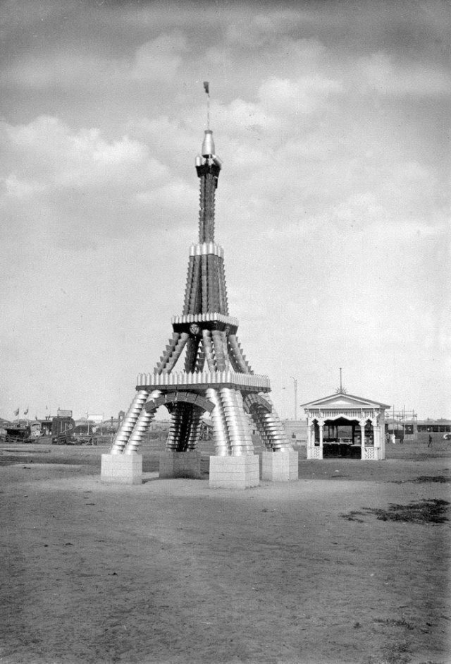 «Эйфелева башня» из тазиков и ведер на 1-й Западно-Сибирской сельскохозяйственной выставке (Омск, 1911 год).
