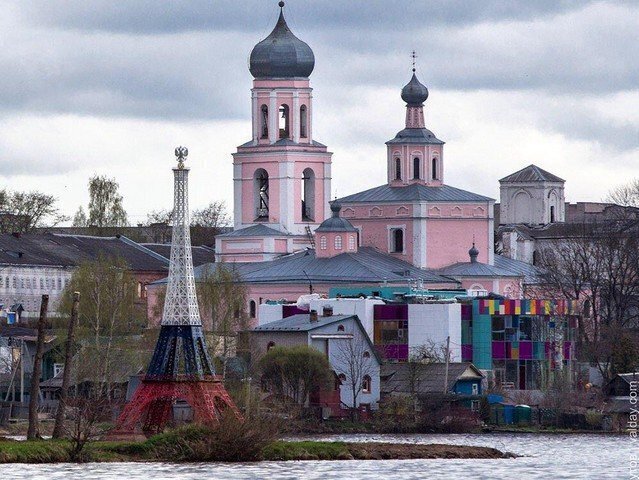 8-метровая копия французской примечательности была установлена в Валдае в качестве подарка родному городу от частного лица. Башня выкрашена в цвета Российского флага, сверху её украшает герб России — двуглавый орёл.