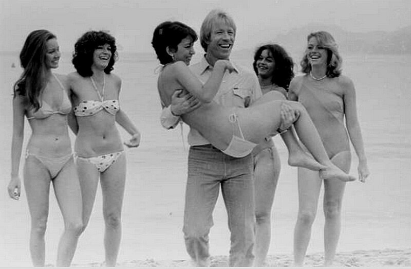 Канны, Франция, май 1980 - 33-й Каннский фестиваль. Американский актер Чак Норрис в окружении симпатичных девушек на пляже.