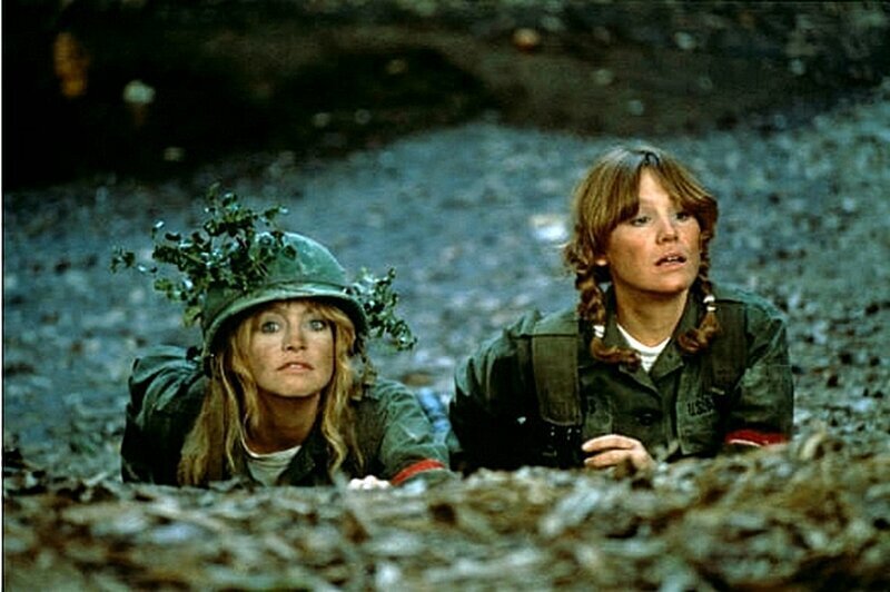 Американские актрисы Голди Хоун и Мэри Кей Плейс в фильме «Рядовой Бенджамин», режиссер Говард Зифф, 1980 г.