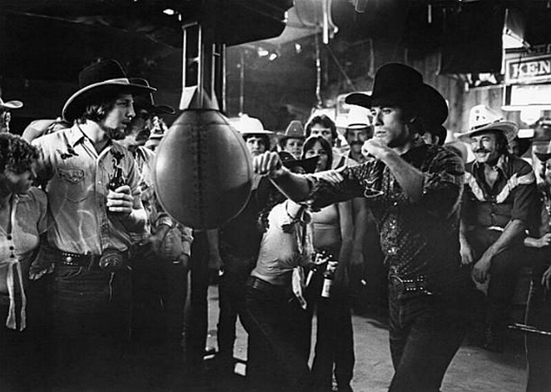 Джон Траволта в сцене из фильма «Городской ковбой», 1980 г.
