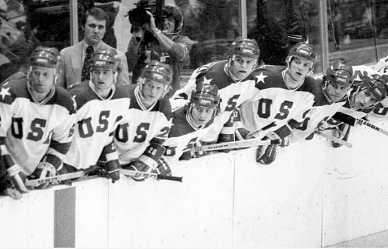 Это игра «Чудо на льду», где сборная США победила Советский Союз со счетом 4-3 на зимних Олимпийских играх 1980 года.