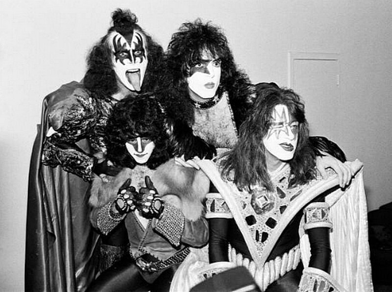 Рок-группа Kiss, сфотографированная в аэропорту Хитроу, 4 сентября 1980 года.
