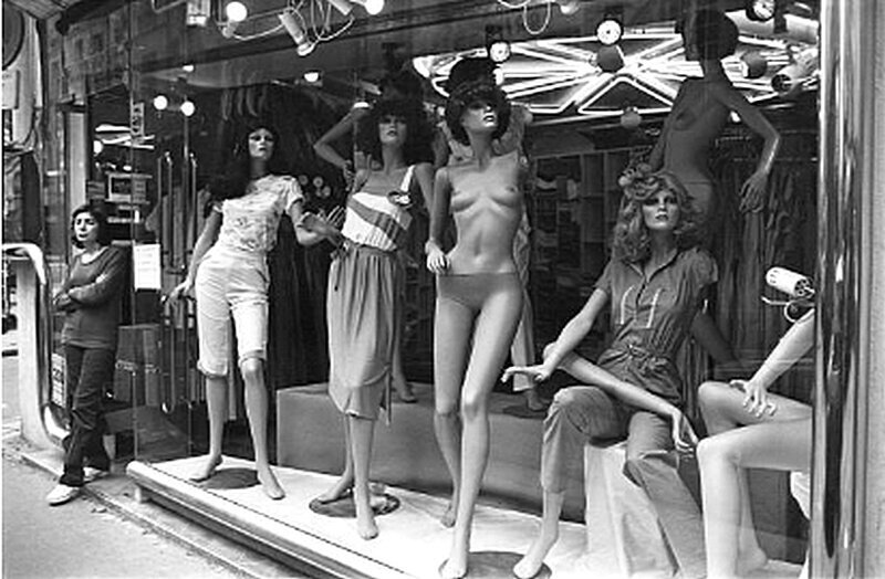 Манекены в витрине магазина в Париже, Франция, июль 1980 года.