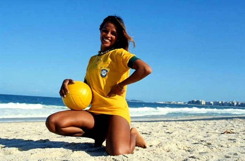 Болельщица сборной Бразилии во время фотосессии на пляже Копакабана 6 июня 1980 года в Рио-де-Жанейро, Бразилия.