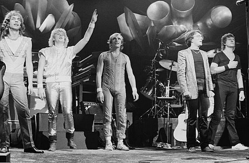 Английская рок-группа «Yes» на сцене в ноябре 1980 года. Слева направо - Стив Хоу, Джефф Даунс, Тревор Хорн, Алан Уайт и Крис Сквайр.