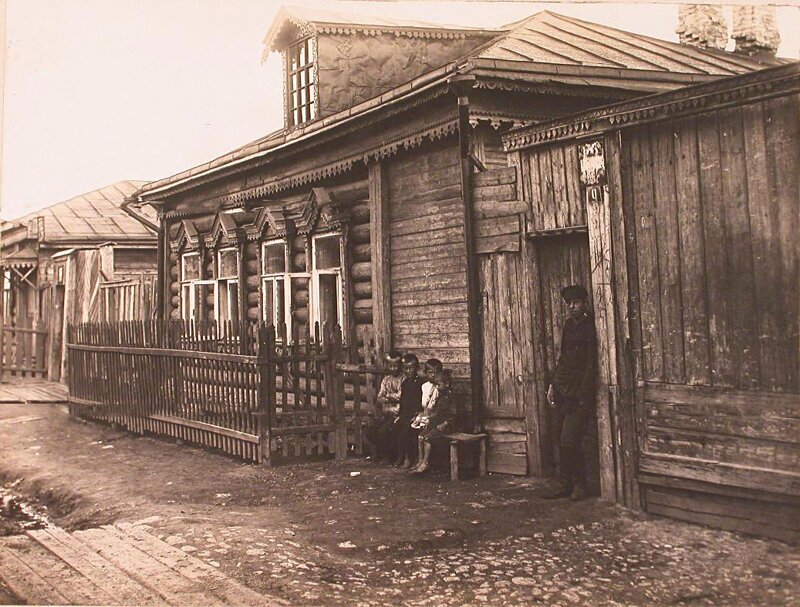 Мужчина и дети у входа в дом Яковлева на одной из улиц
