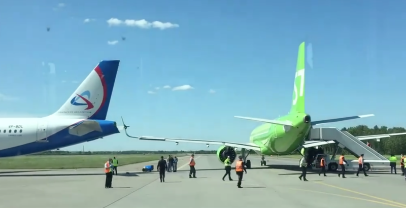 В аэропорту Санкт-Петербурга столкнулись два пассажирских самолета