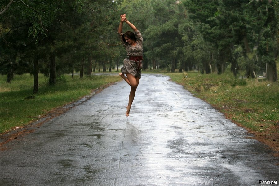 Кустурицы шагаешь босиком по улице. Танцевать под дождем. Девочка танцует под дождем. Девушка бежит под дождем. Девушка Танцующая под дождем.