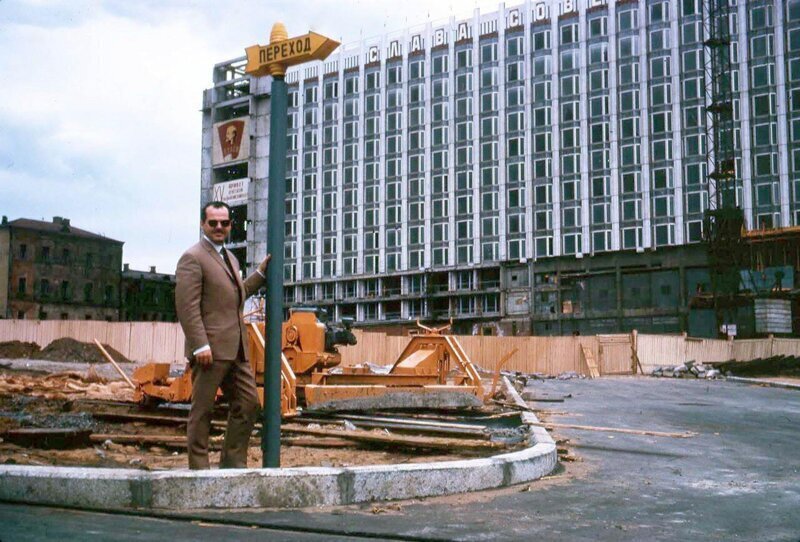 Иностранец позирует на фоне строящейся гостиницы Россия, 1966 год, Москва