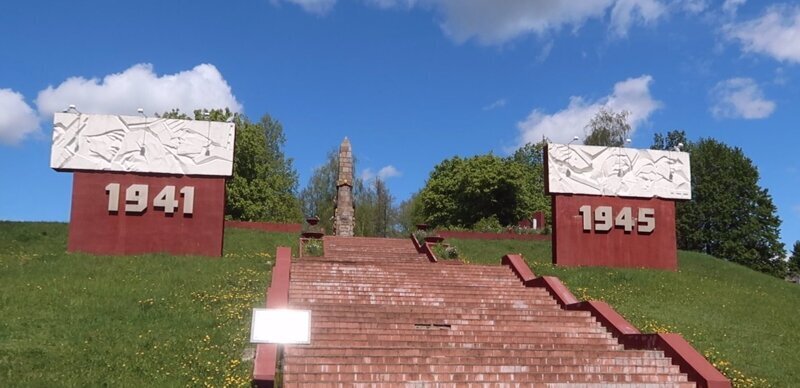 Также в деревне стоит солидный мемориал 6 героям-минерам, погибшим в бою у деревни Княжино 12 мая 1943 года