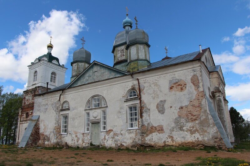 Церковь построили сперва как костел, а зател переделали в православную
