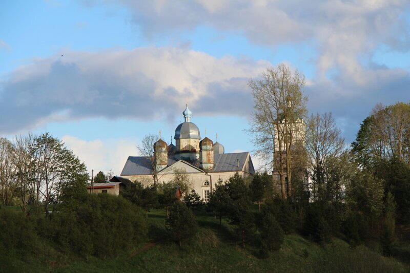 В Микулино на холме стоит огромная Троицкая церковь 1825-1870 гг. Сама деревня известна с 15 века