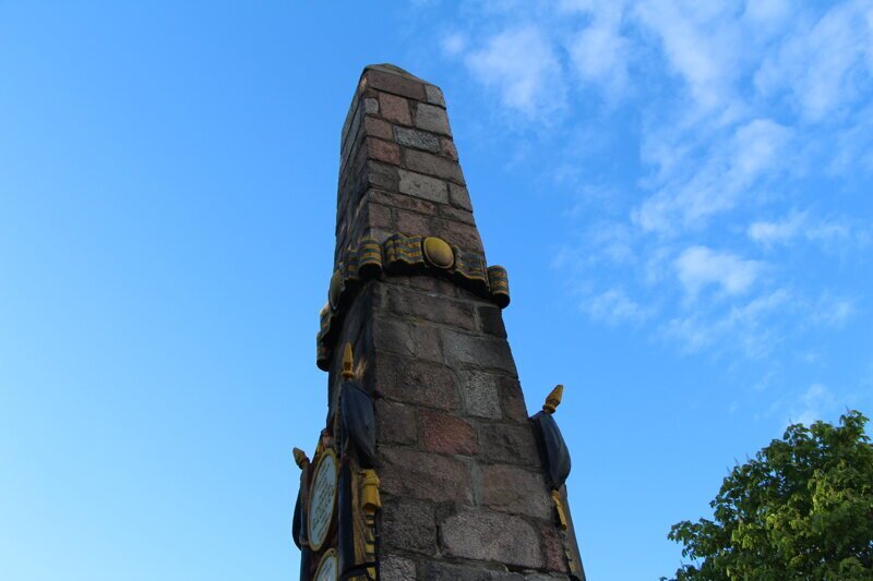 Гранитный монумент установлен 8 мая 1945 года, за день до Победы