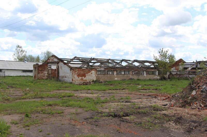 Разрушенные здания колхоза имени Ленина