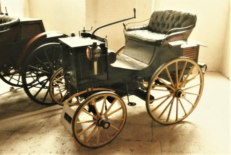 1. Автомобиль 1891 года (шасси №2, двигатель №80) хранится во Франции.
