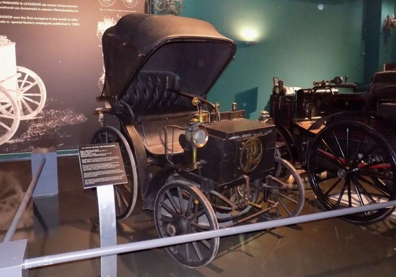 3. Автомобиль 1891 года (шасси №5, двигатель №77) тоже хранится во Франции.