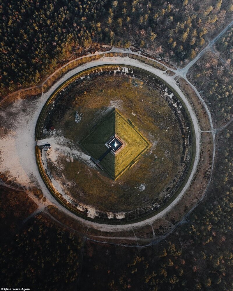 Пирамида Аустерлица, Вауденберг, Нидерланды. Фотограф - Марк Кюре