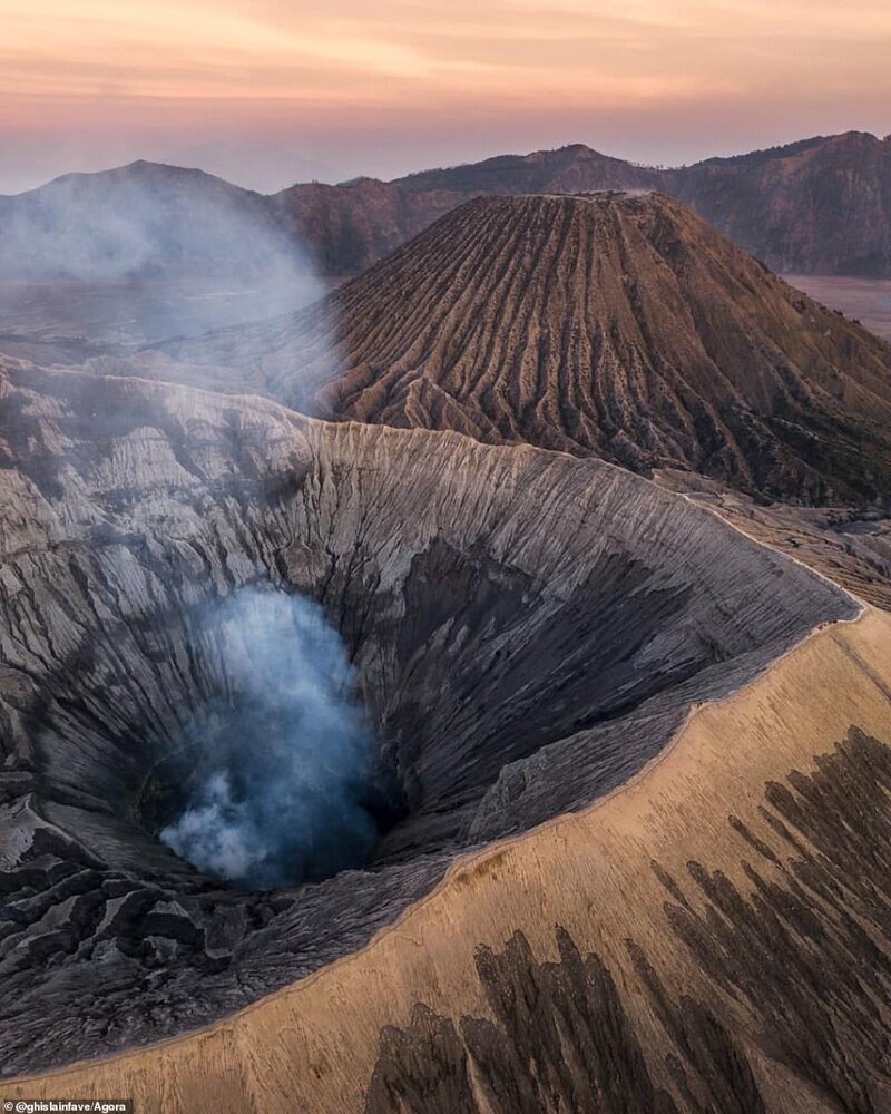 Восход солнца на вулкане Бромо, Индонезия. Фотограф - Гислен Фаве, Франция