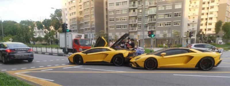 Если верить очевидцам, один из Lamborghini Aventador S остановился на красный сигнал светофора, другой – не очень.