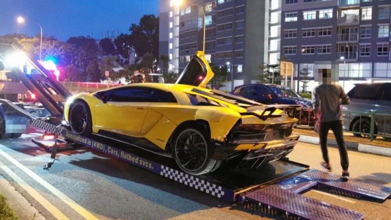 Два брата-акробата: идентичные Lamborghini Aventador столкнулись друг с другом