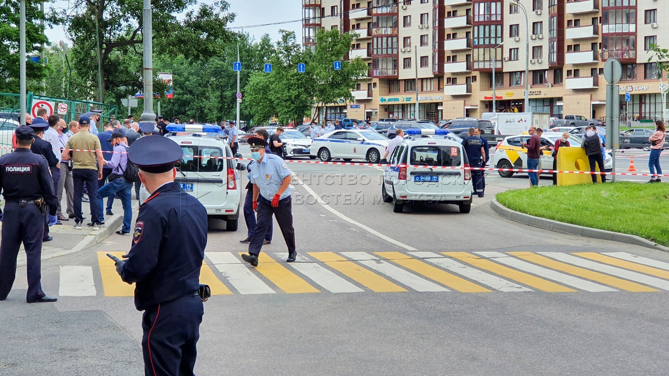 Стрельба на западе москвы сегодня. Полиция в Ленинском проспекте. Перестрелка в Москве на Ленинском проспекте. Полиция на проспекте.