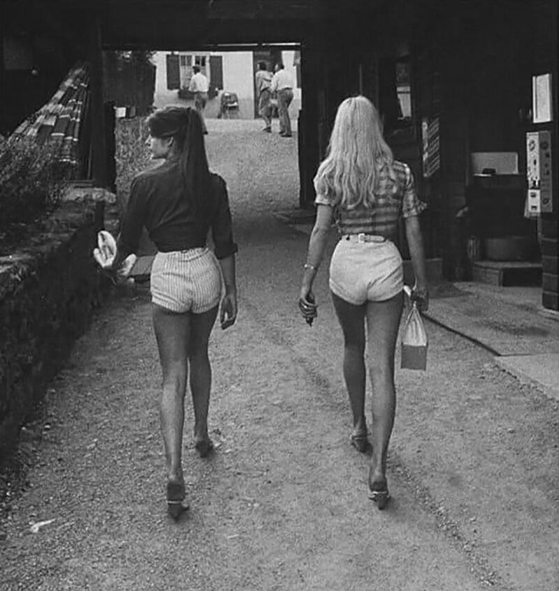 Горячие французские девушки в откровенных шортах 1967год